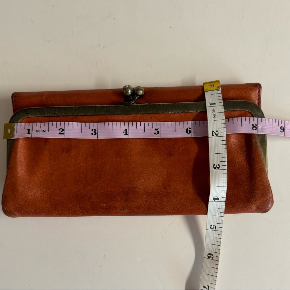 Vtg. Hobo orange billfold leather wallet with kiss and magnetic closures. - Picture 4 of 11